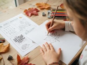 Basisschoolkind oefent symmetrisch tekenen op een stippenraster in een Montessori herfst werkboek